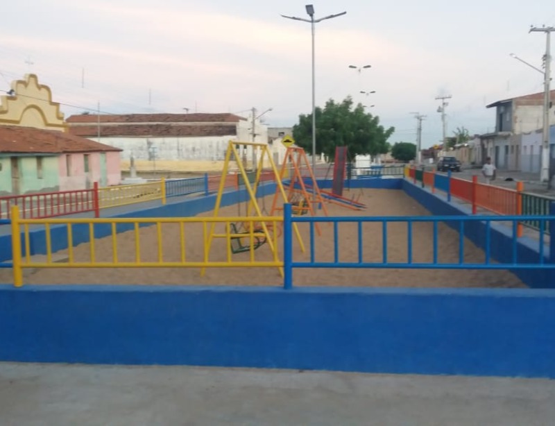 Prefeitura de Passagem instala equipamentos para realização de atividades físicas na praça de Café do Vento