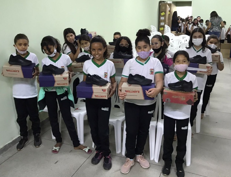 Alunos da rede municipal de ensino de São José do Bonfim recebem tênis para compor o fardamento escolar