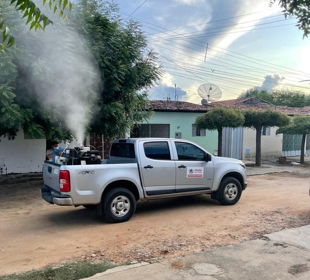 Carro fumacê reforça trabalho de eliminação de focos do mosquito da Dengue em Patos. Ouça