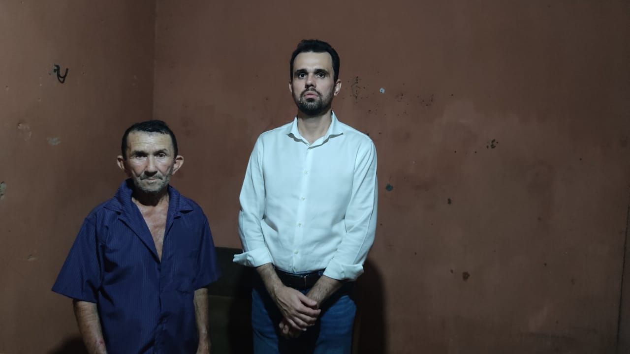 Estou passando muita necessidade, diz senhor de Santa Terezinha que tem 70 anos e não tem documentos para se aposentar; veja vídeo e fotos