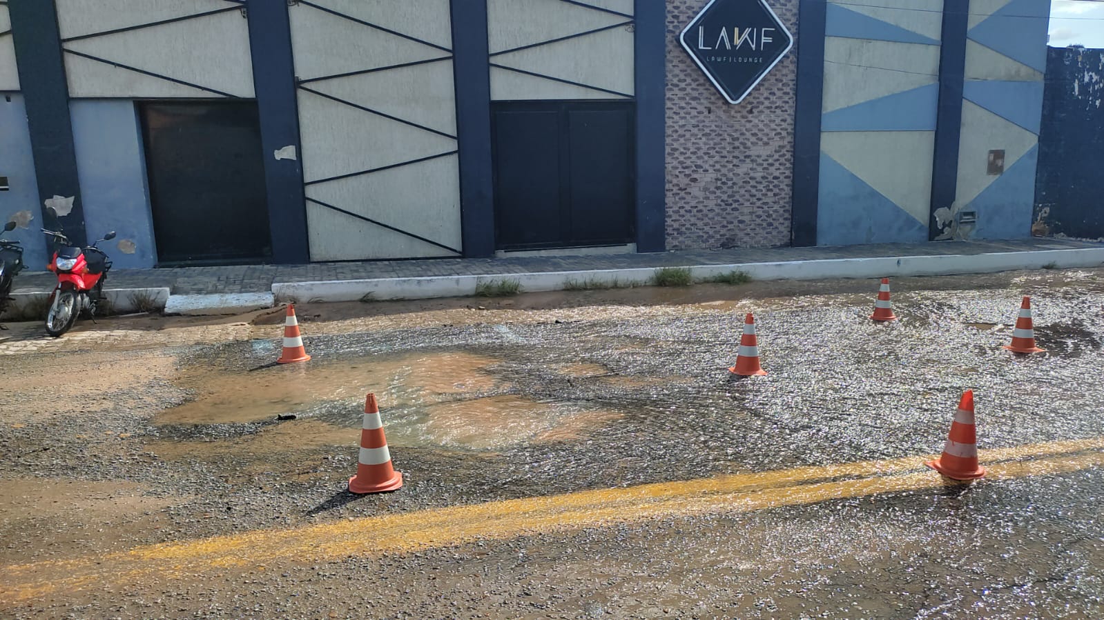 Internauta cobra providências da Cagepa para cano estourado que está desperdiçando grande quantidade de água potável em rua no Centro de Patos. Vídeo