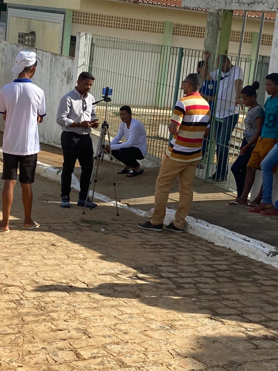 Alunos cobram reforma em escola e retorno das aulas presenciais em Cacimbas-PB