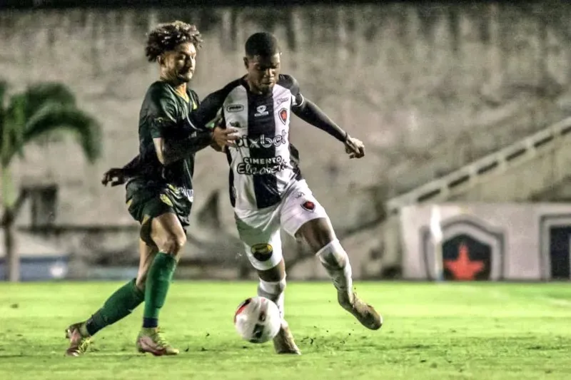 Mesmo com expulsões, Botafogo-PB vence Altos-PI e segue no G-8