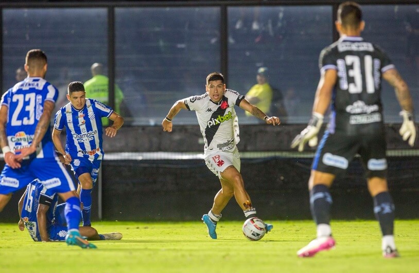 SÉRIE B: Mandantes dominam e encostam no G4