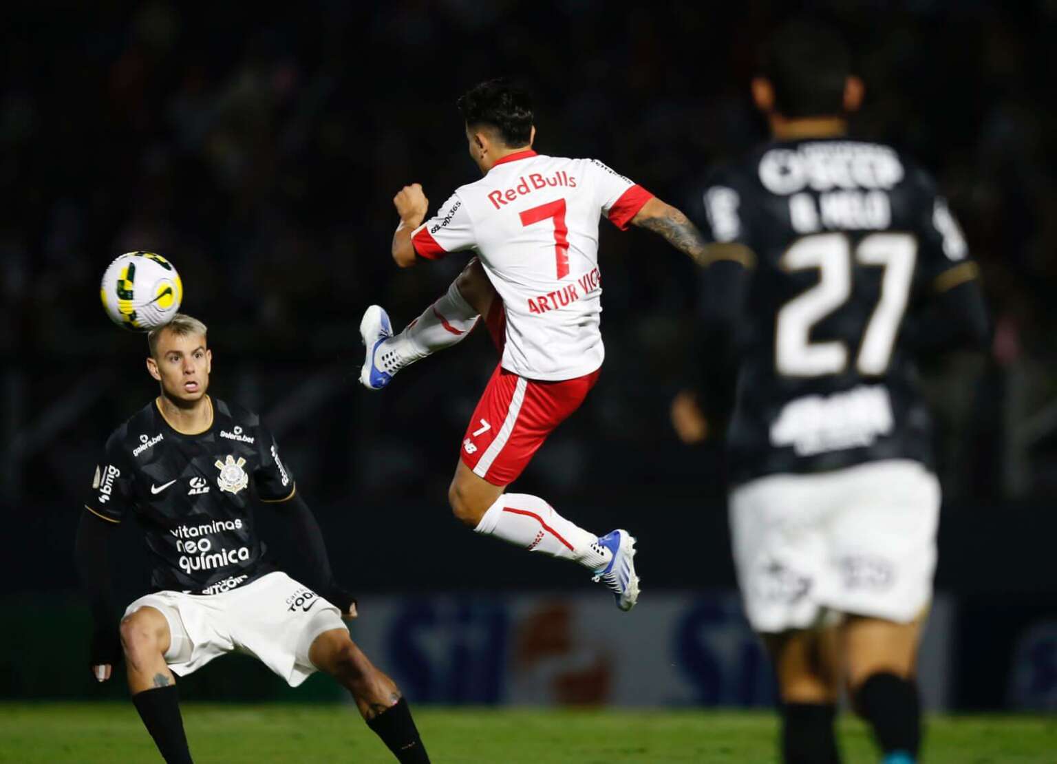 BRASILEIRÃO: Corinthians segue líder e Flamengo se afunda em crise