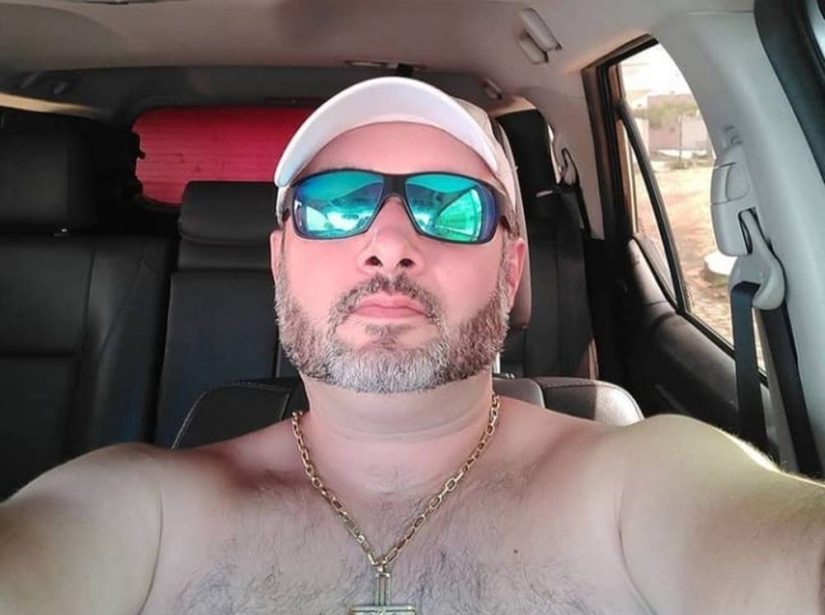 Ex-policial militar é assassinado com vários tiros dentro de padaria, no Sertão