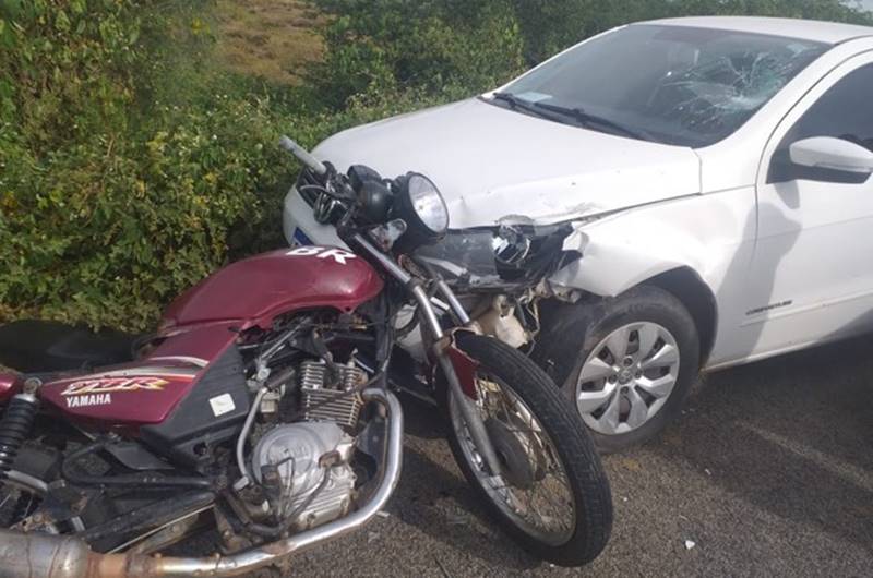 Jovem fica gravemente ferido após colisão entre moto e carro, no Vale do Piancó