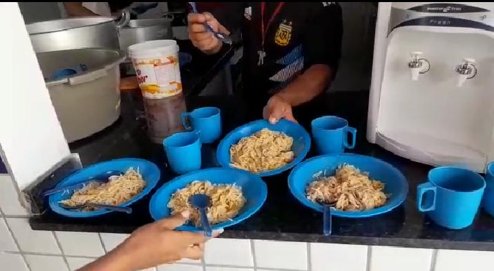 Estudantes de Asssunção-PB, reclamam de merenda estragada servida na Escola Estadual. Secretaria de Educação rebate informação