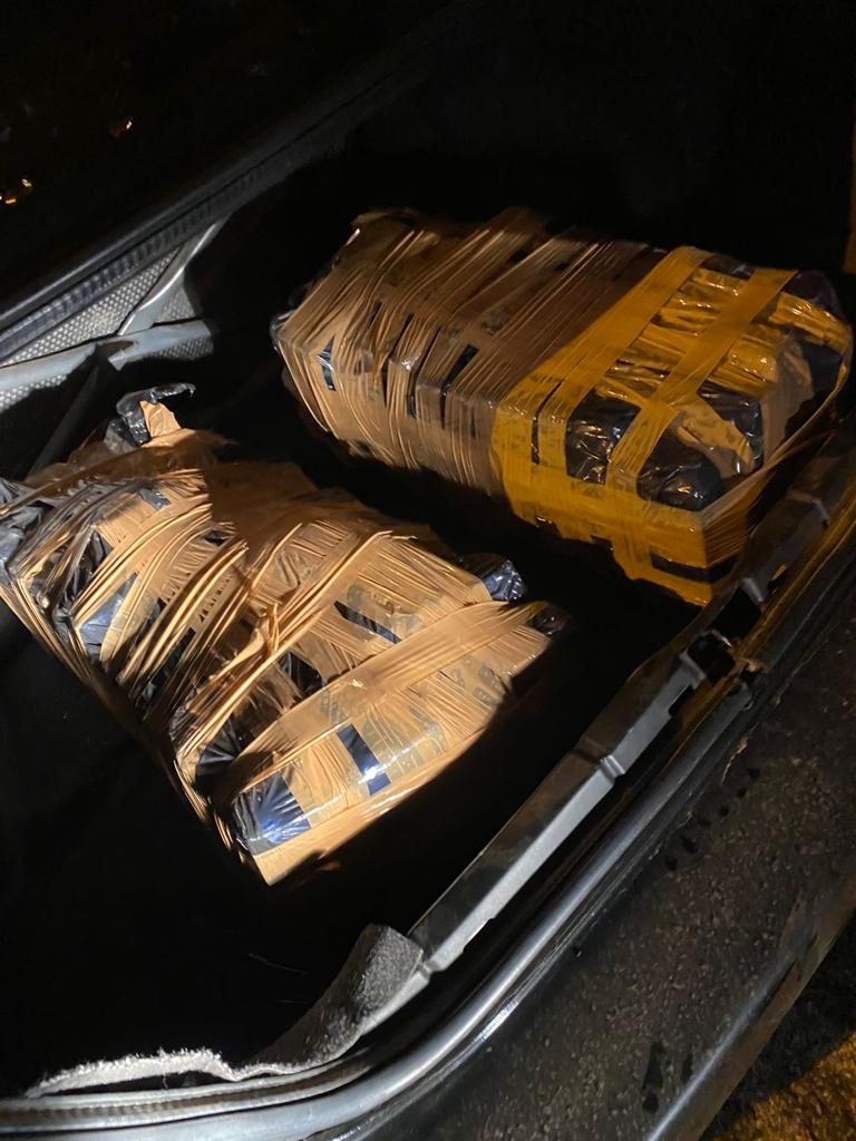 Polícia Civil prende casal com 105 tabletes de maconha na mala do carro, no Sertão, na noite desta quarta (11)