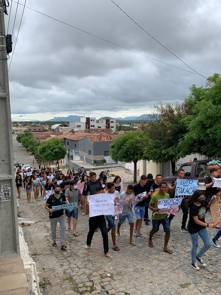 Alunos da rede estadual de ensino em Condado voltam a protestar e entram em greve de aula por uma semana. Vídeo