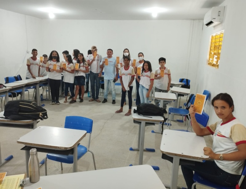 Alunos da Escola Carlos Monteiro, em Passagem, recebem equipe do CRAS para debater sobre a campanha do Maio Laranja