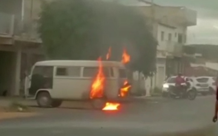 Kombi pega fogo em posto de combustível de Desterro. Vídeo