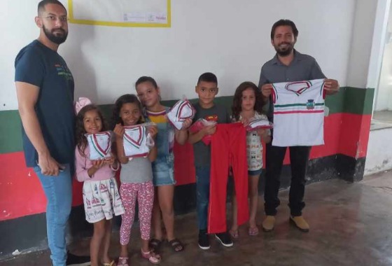Sec. de Educação entrega fardamento escolar aos alunos da rede municipal de Cacimba de Areia