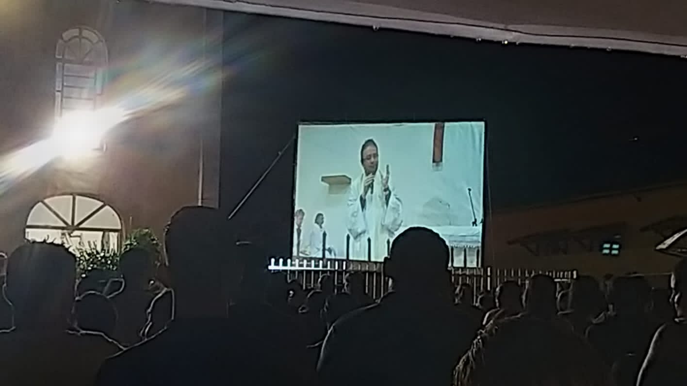 Chuva forte na noite desta quinta-feira (12) não atrapalha celebração da missa do Padre Fabrício