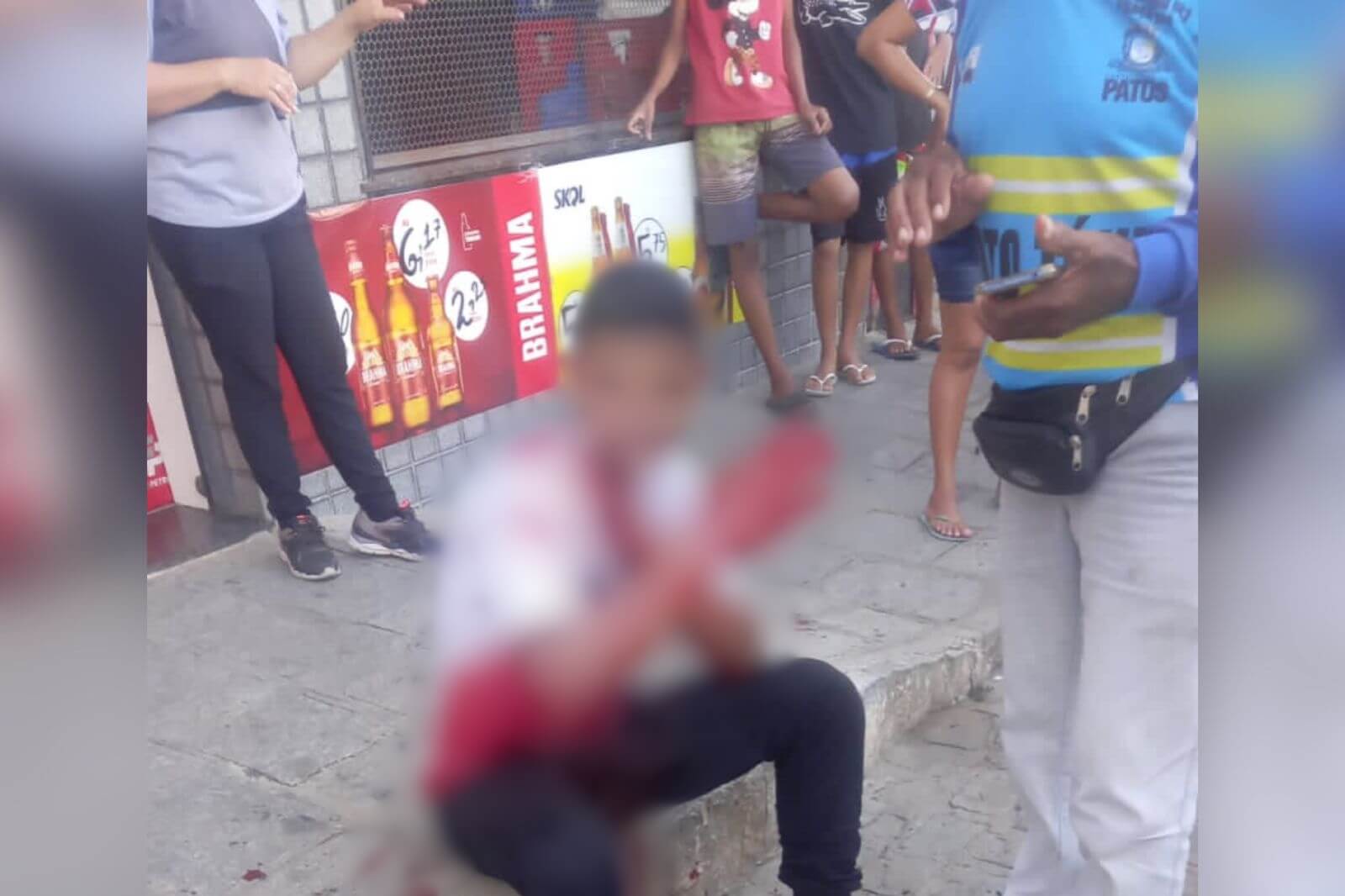 Estudante é ferido a facadas no fim da tarde desta quinta (12), após sair do colégio, em Patos