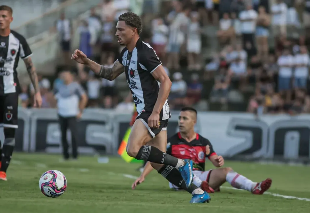 Campinense bate Botafogo-PB de virada e fica próximo do título