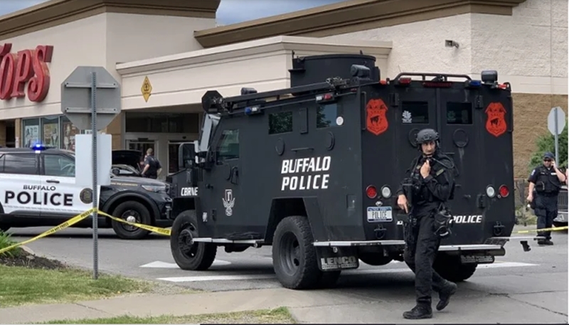 Atirador abre fogo em supermercado nos EUA, transmite ataque na internet e mata dez pessoas