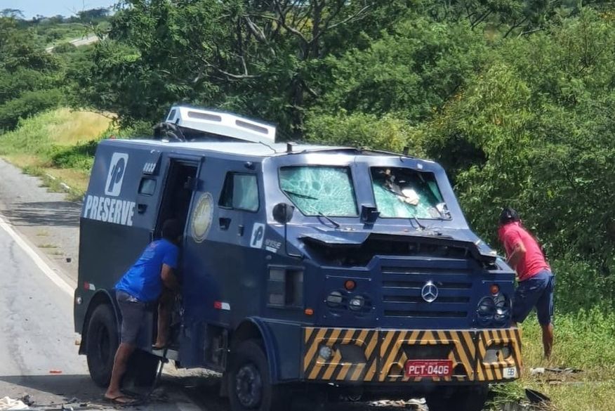 Quadrilha assalta carro-forte no início da tarde desta segunda-feira, na BR-230, entre Aparecida e Pombal. Vídeo