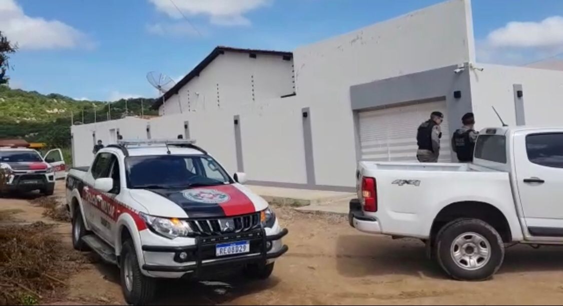 Ação conjunta das polícias Civil, Militar e Corpo de Bombeiros apreende 3kg de cocaína e um revólver, em Brejo do Cruz, e prende um suspeito em São Bento. Vídeo