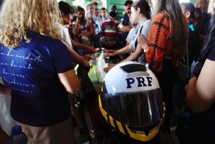 Atos fúnebres dos PRFs assassinados em Fortaleza é marcado por homenagens e muita comoção. Vídeo
