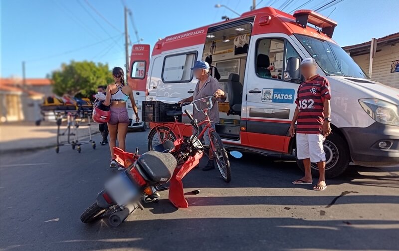 Jovem fica ferido em acidente envolvendo carro e moto na manhã desta segunda-feira (23), no bairro Monte Castelo, em Patos