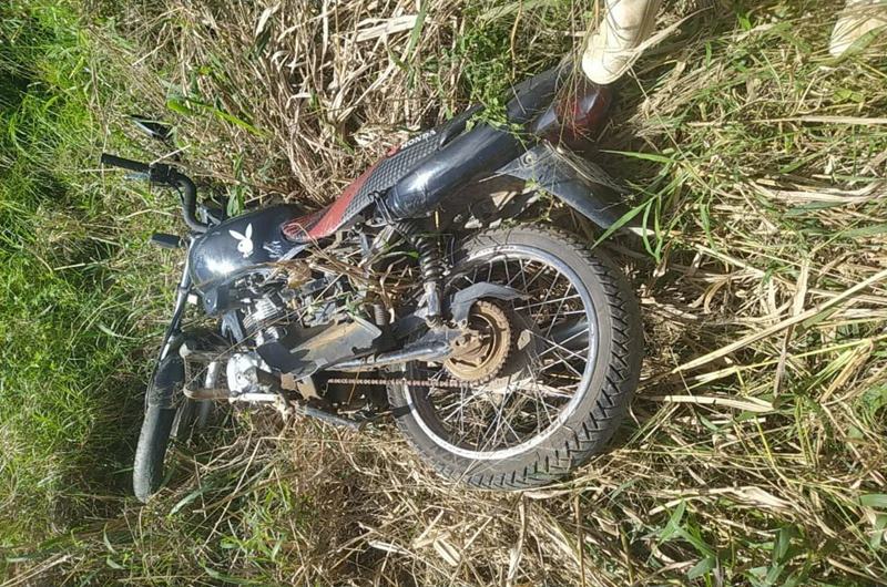 Homem fica ferido após colisão entre moto e ambulância, em Conceição