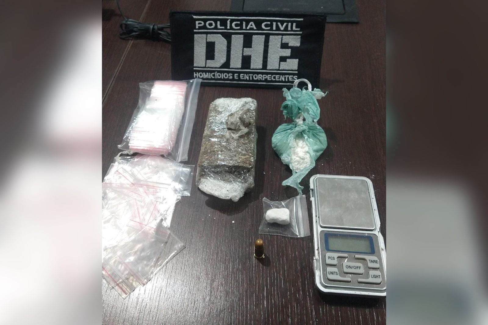 Polícia Civil de Patos vai cumprir mandado de prisão e apreende quantidades de drogas em residência