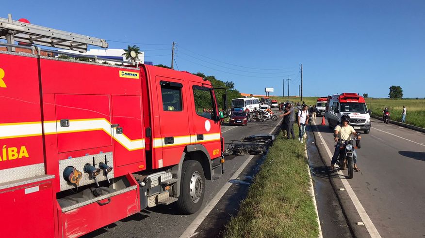 Caminhão desgovernado atinge pelo menos 14 veículos e deixa feridos na BR-230. Veja imagens