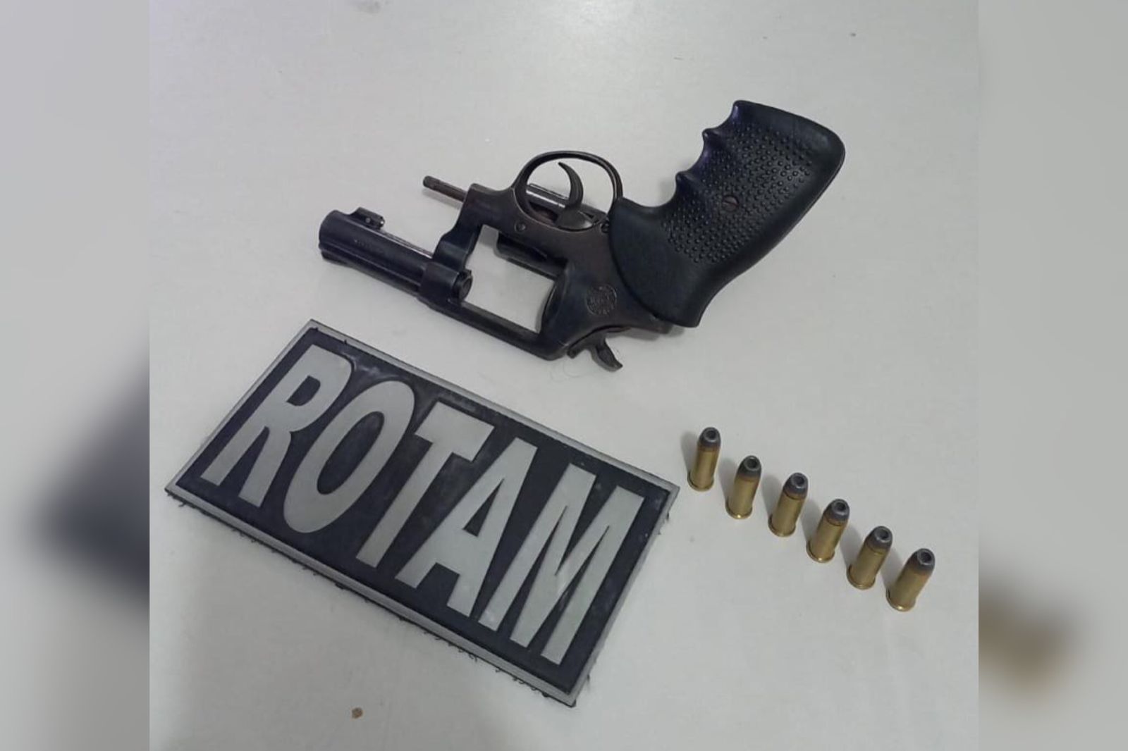 Polícia Militar prende jovem por porte ilegal de arma de fogo na noite desta quinta-feira (26), em Patos