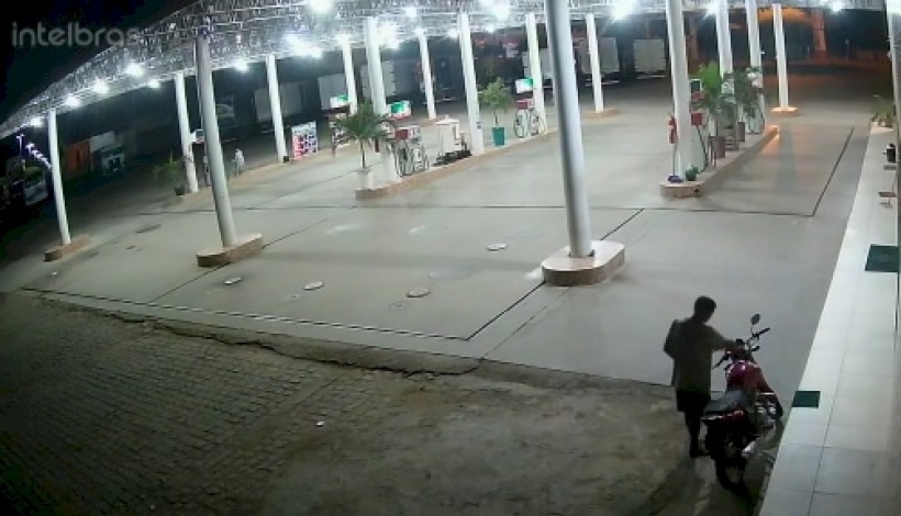 Homem é preso após ser flagrado furtando motocicleta durante a madrugada desta sexta (27), em posto de combustíveis na cidade de Conceição. Vídeo