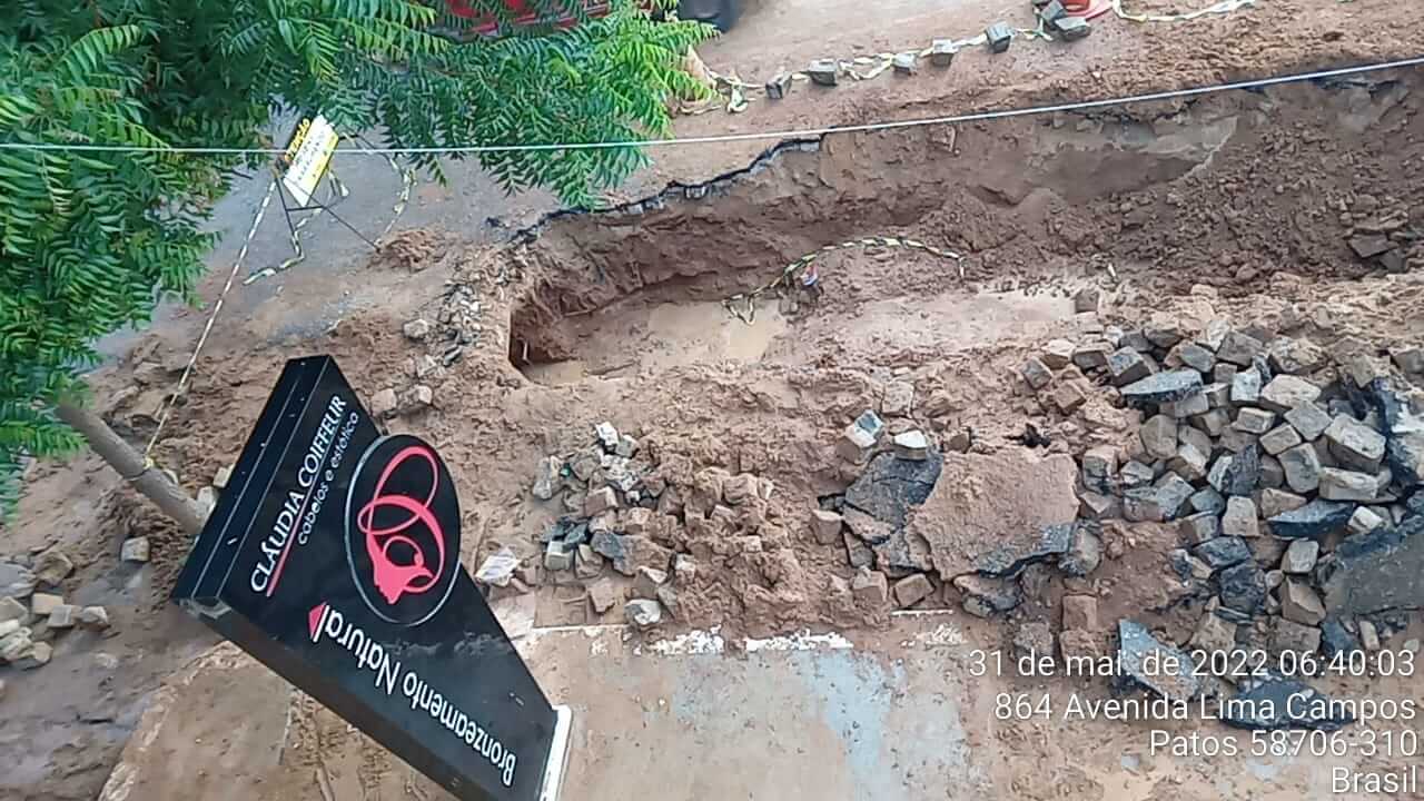 Em Patos: Popular diz que está sendo prejudicado por obras da Cagepa em frente à sua casa e cobra providências da empresa