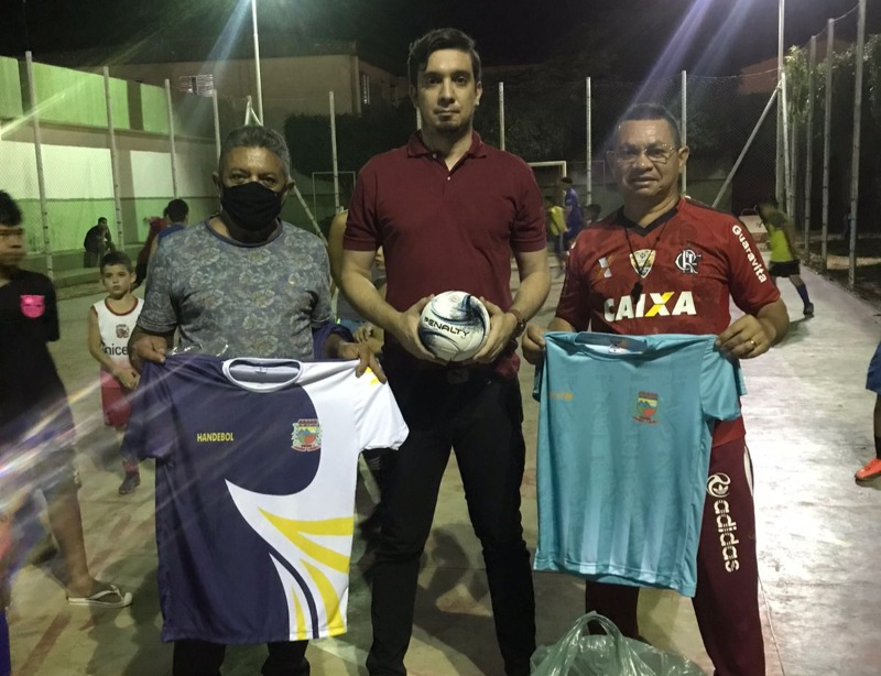 Prefeitura de São José do Bonfim realiza entrega de uniformes para equipes do município