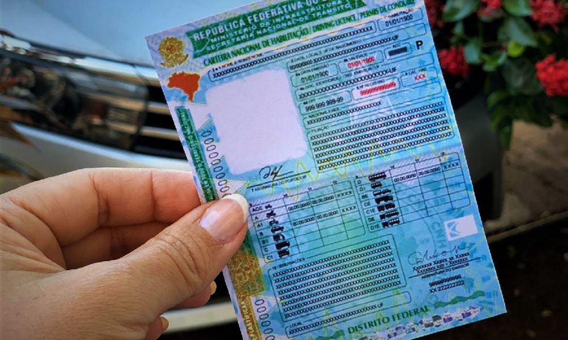 Novo modelo da Carteira Nacional de Habilitação passa a ser emitido a partir de hoje (01)
