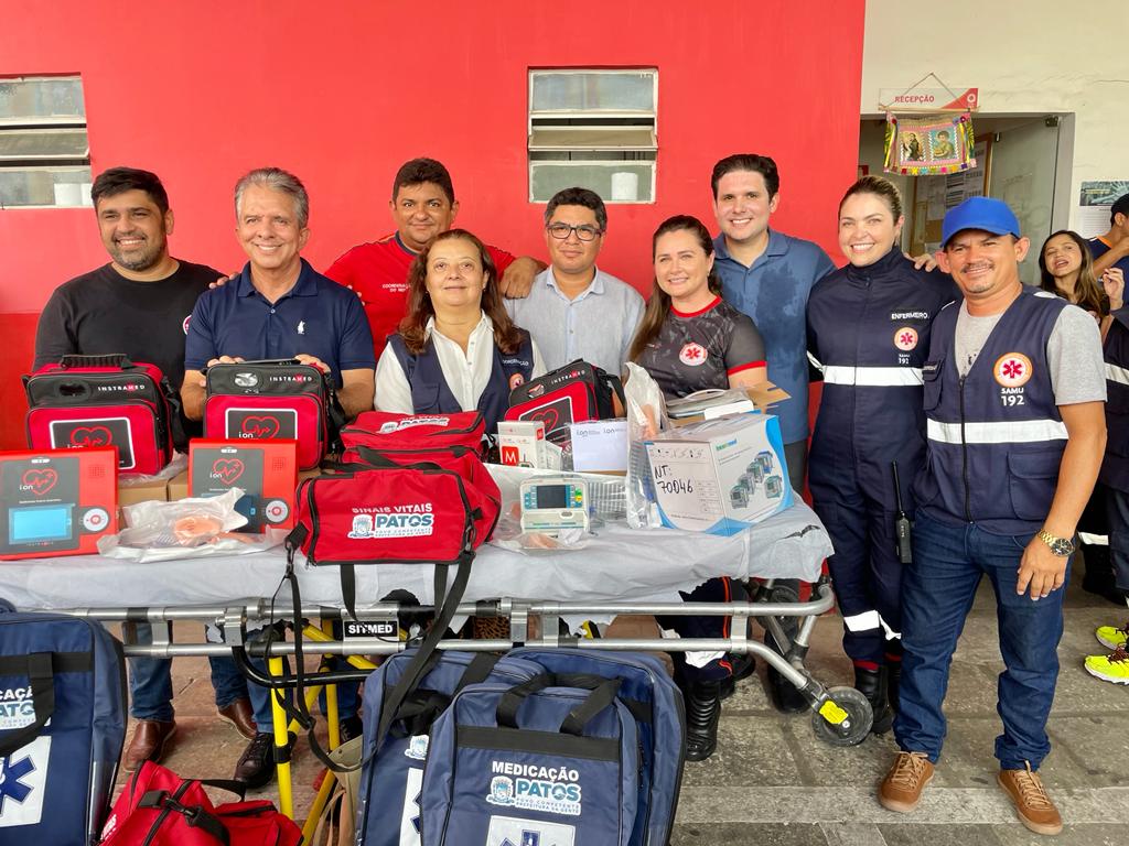 Prefeitura de Patos entrega ambulância e equipamentos novos para o SAMU Regional 192