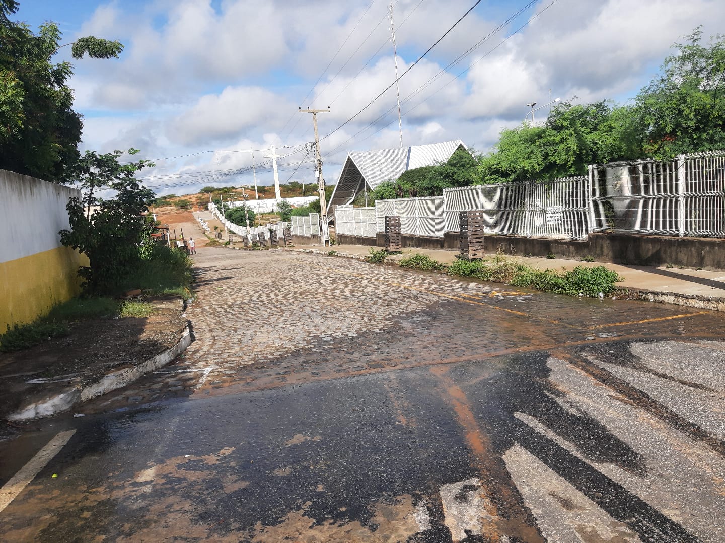Administração do Parque Religioso Cruz da Menina pede solução para cano estourado nas imediações do parque