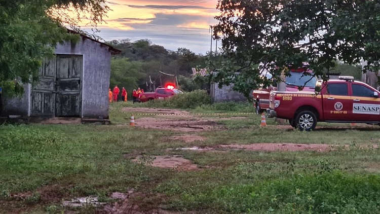 Três pessoas morrem após helicóptero se chocar com linha de transmissão e cair dentro de açude na zona rural de Currais Novos-RN