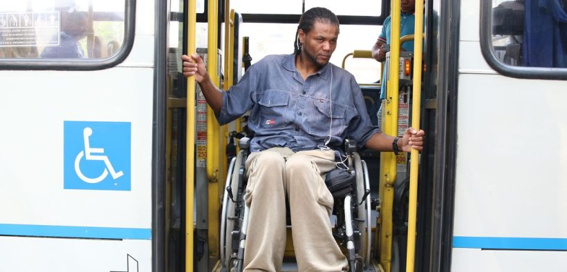 Lei dá a pessoas com prioridade de atendimento direito a acompanhante