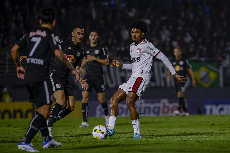 BRASILEIRÃO: Flamengo cai em Bragança, Flu vence o Galo e Furacão é vice-líder