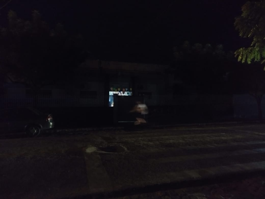 Moradores do São Sebastião cobram conserto de lâmpada queimada na Rua Lima Campos