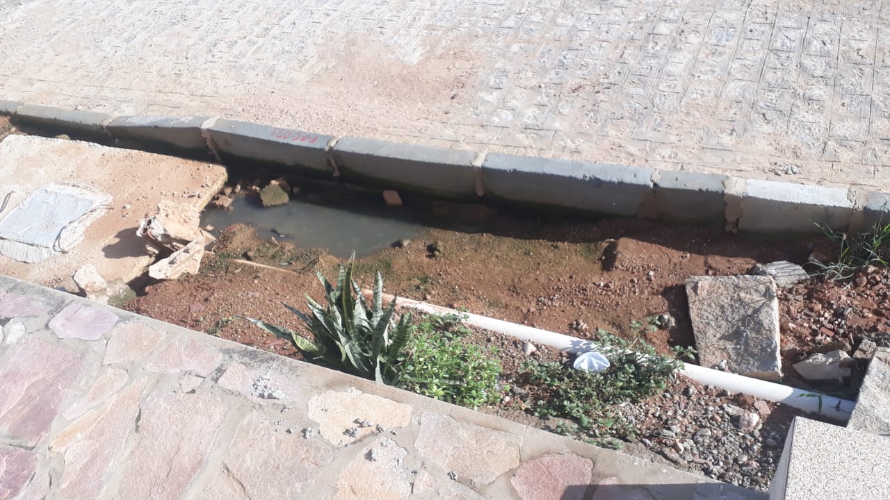 Moradora do Conjunto Maria Benigna, em Santa Gertrudes, pede soluções para fossa estourada, falta de água e falta de iluminação na localidade