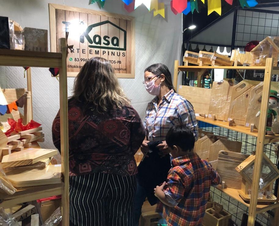 Geração de renda e história de superação de vida marcam Feira dos Namorados em Patos