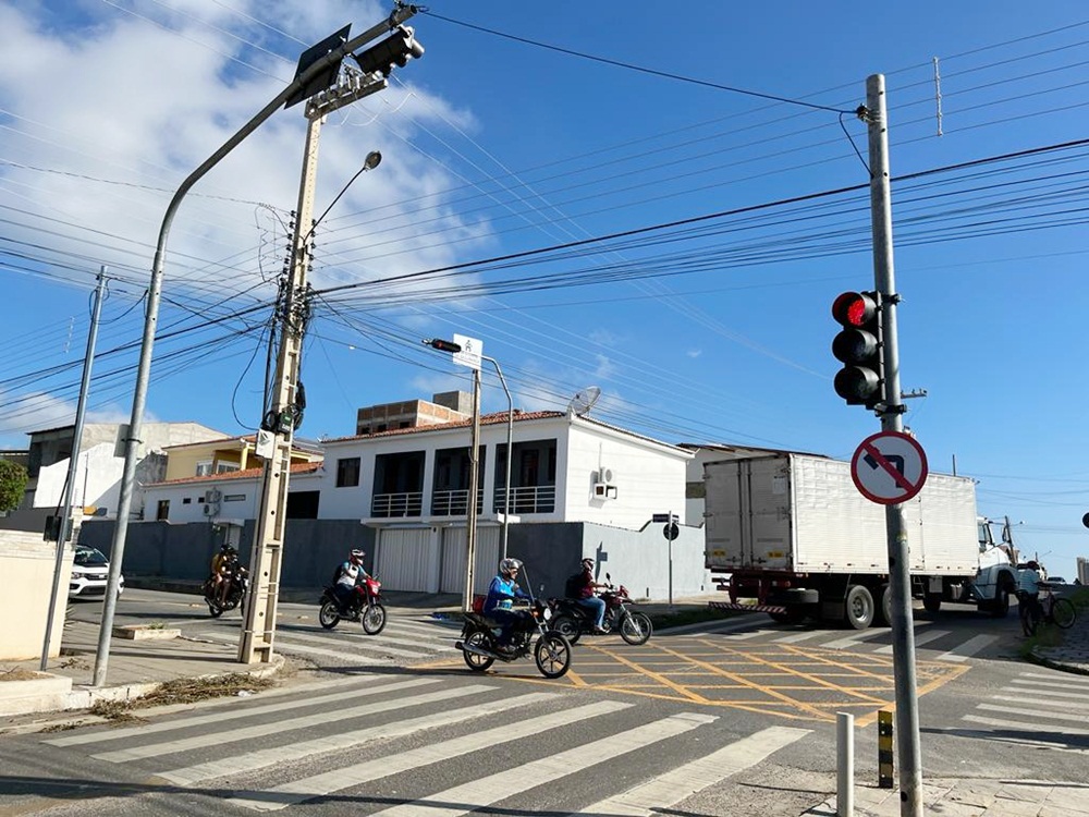 Segurança viária: STTRANS implanta semáforo no cruzamento das ruas Enaldo Torres e Severino Dutra
