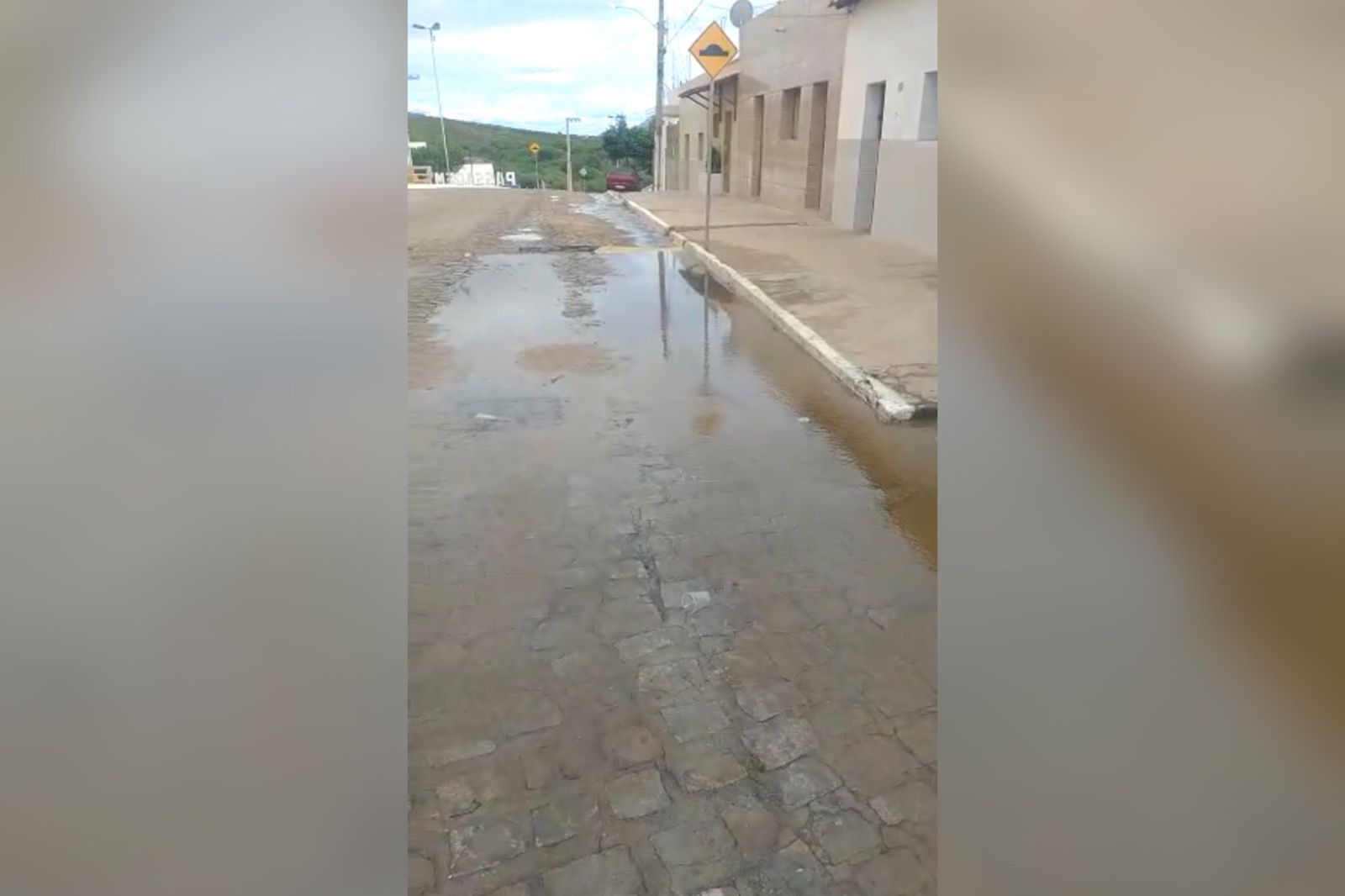 Internauta denuncia cano estourado que está desperdiçando água limpa desde segunda-feira (13), em Passagem. Vídeo