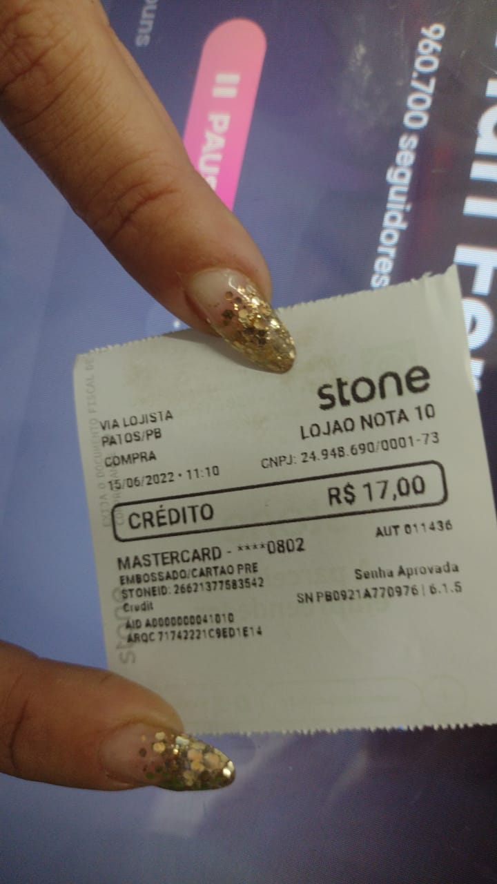 Proprietária da Peixada do Heleno tem bolsa com documentos e cartões roubada no Centro de Patos e vídeo mostra assaltante realizando compras com cartão. Veja