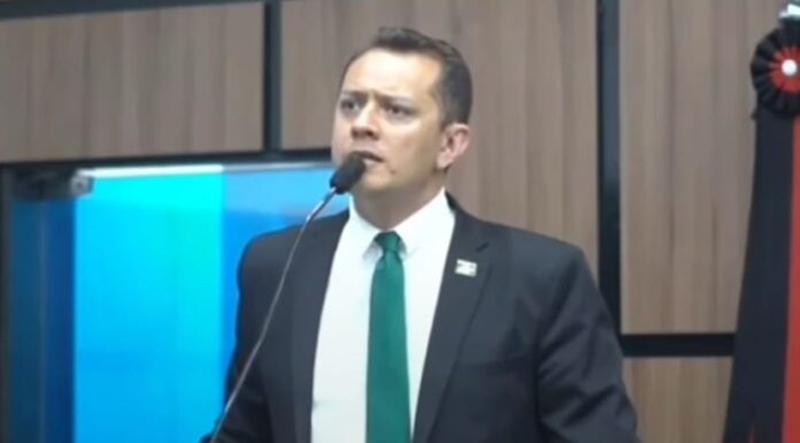 Vereador pede da Prefeitura de Patos mesma agilidade usada no terreiro do Forró para consertar ruas da cidade￼