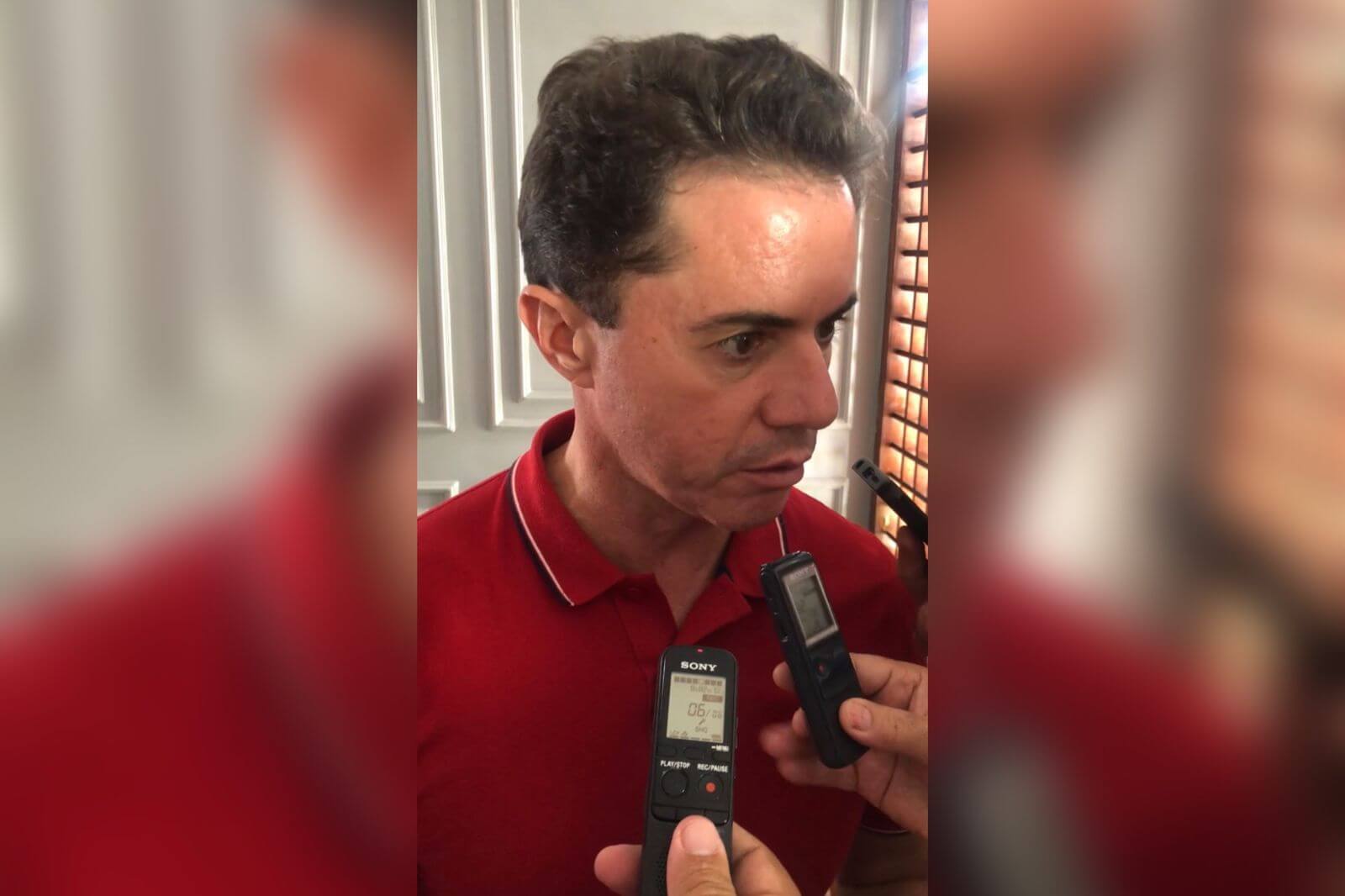 Em Patos, Veneziano critica João Azevedo e diz que o palanque de Lula na Paraíba é o seu. “Não é uma forçação de barras”, alfinetou ele. VÍDEO