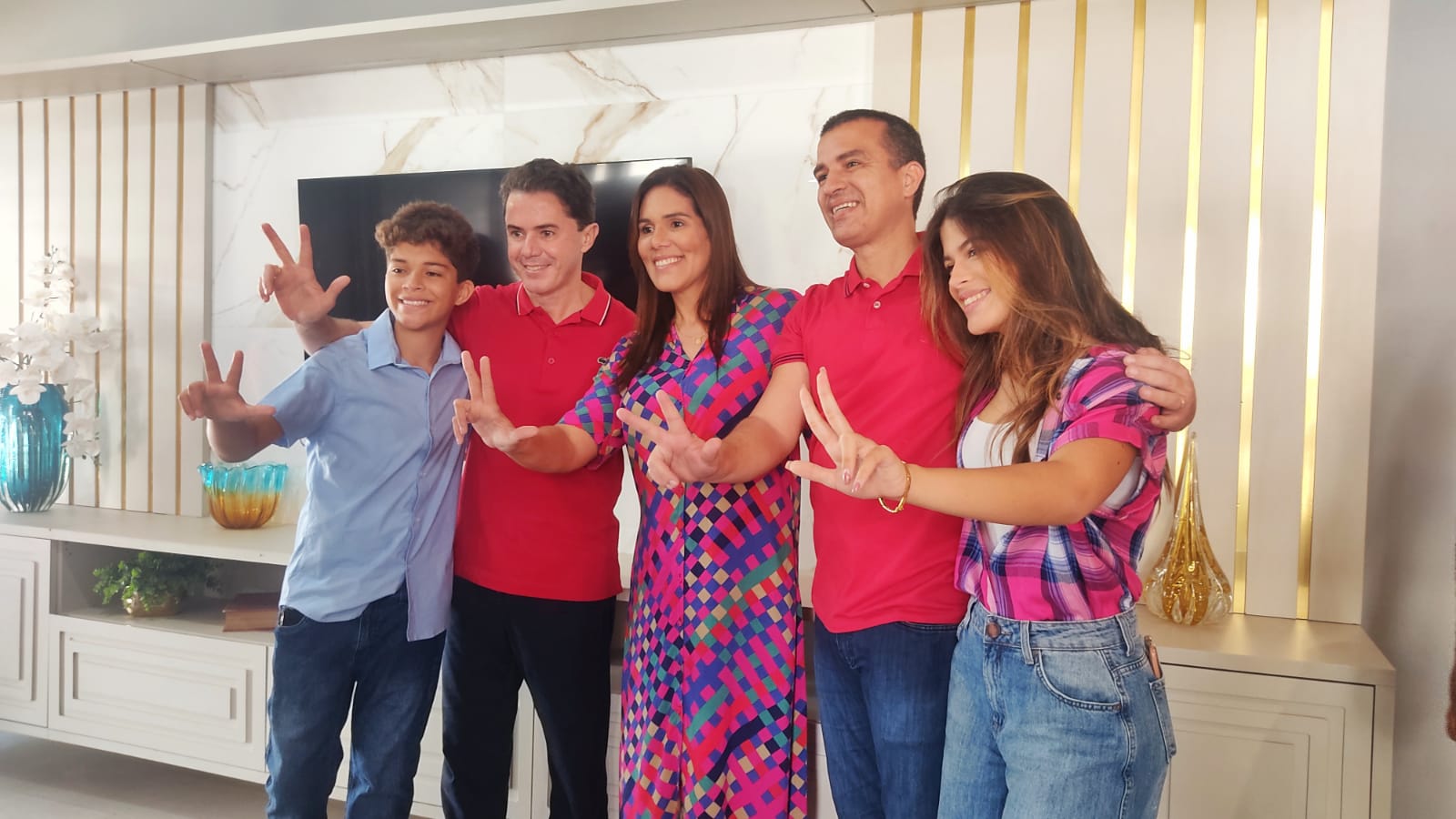 Germana Wanderley e Dr. Érico recebem Veneziano e a imprensa sertaneja em café junino na cidade de Patos