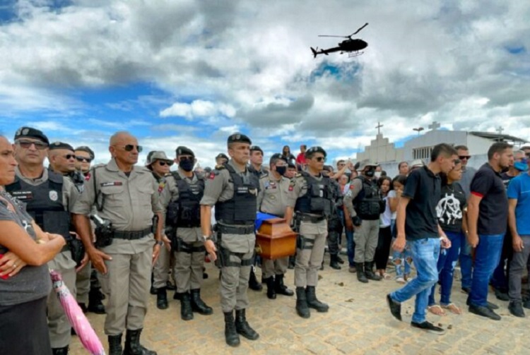 Corpo de PM assassinado em Aguiar é sepultado Sob forte comoção e muitas honrarias, em Igaracy
