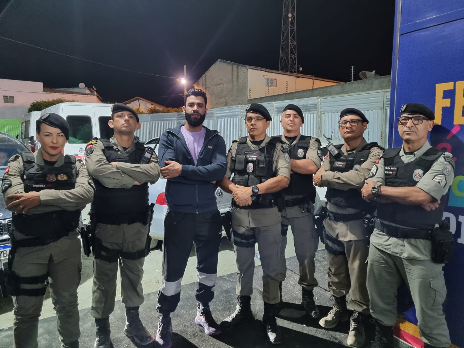 Polícia Militar e demais forças de segurança garantem  tranquilidade da segunda noite do São João de Patos e recebem reconhecimento do cantor Gusttavo Lima. Vídeo