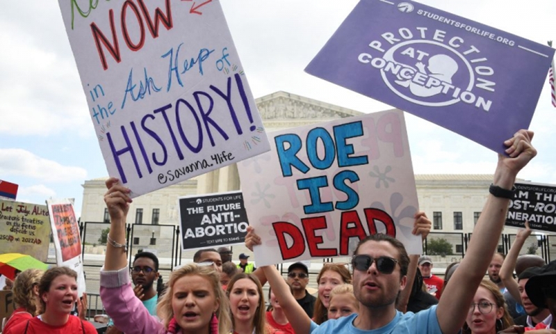 Suprema Corte dos EUA reverte legalização do aborto e acaba com 49 anos de proteções constitucionais